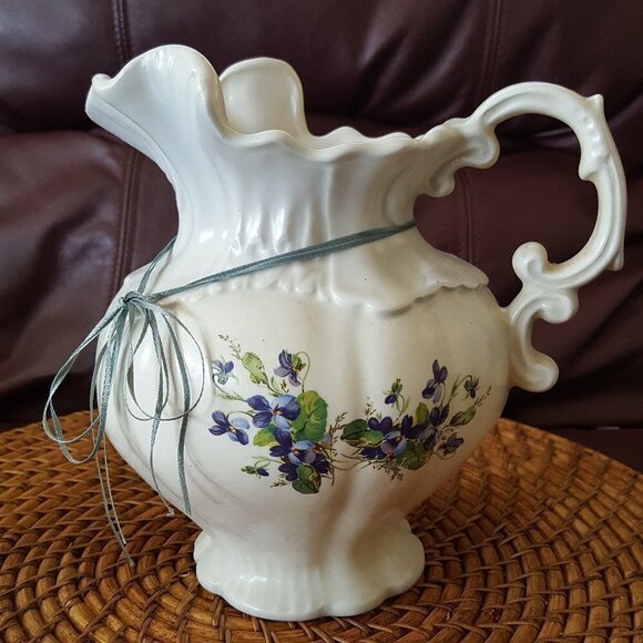 ARNELS ERA 1975 OFF WHITE PITCHERCERAMIC COLLECTABLE RARE 71/2 IN"